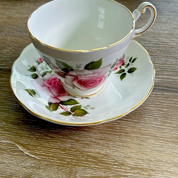 Vintage Regency Bone China England Tea Cup and Saucer pink roses - Picture 1 of 3
